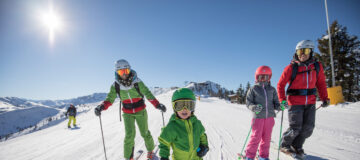 Familie beim Skifahren am Schatzberg.