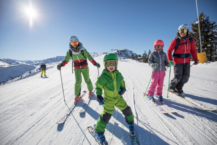 Familie beim Skifahren am Schatzberg.