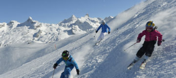 Stoos_Winter_Familie-am-Skifahren_Perret-2048x1152